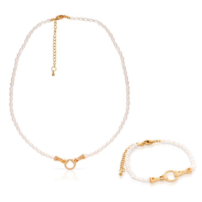 Fides Set de pulsera y collar a juego de perlas naturales con adorno central con diseño de anillo en manos.