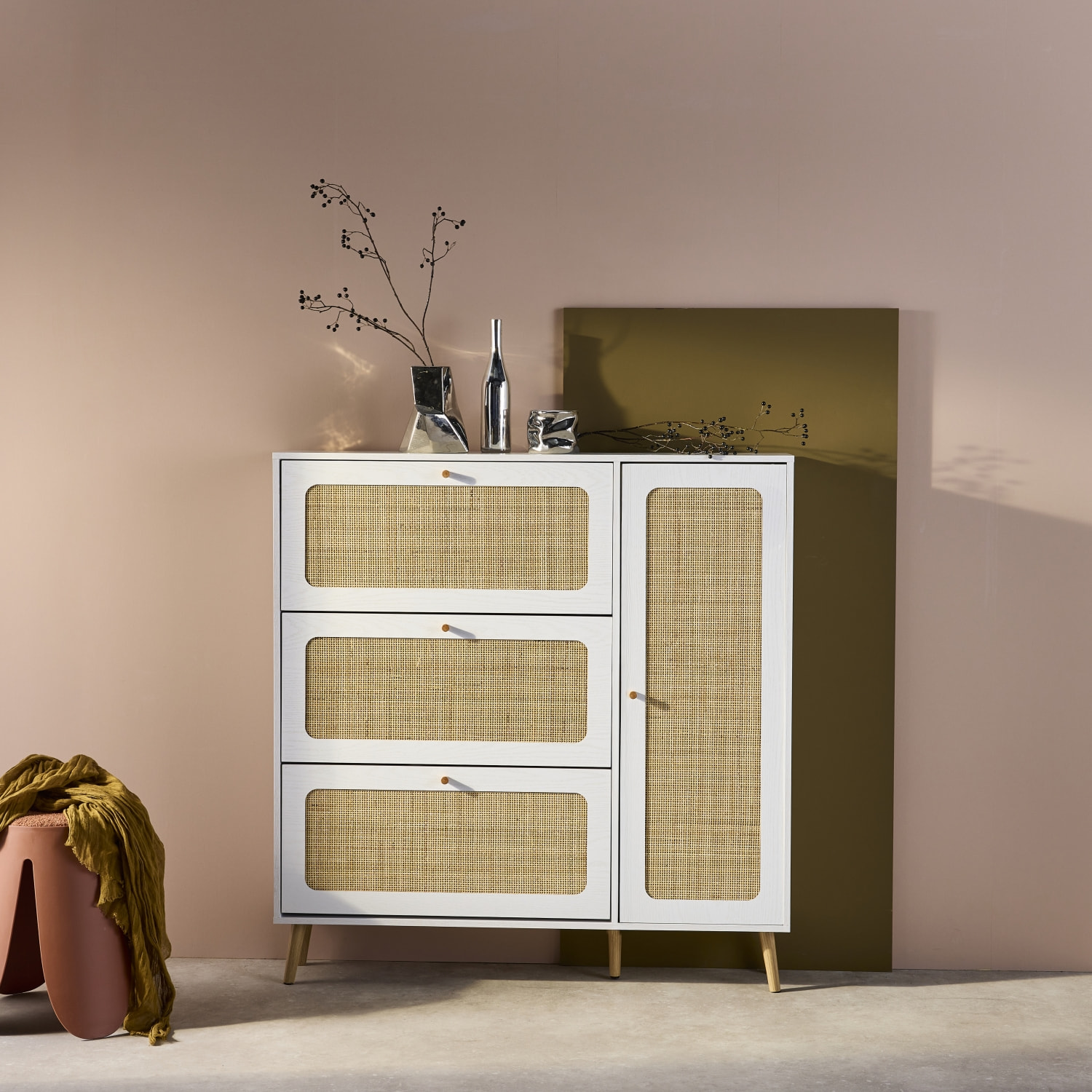 Meuble à chaussure cannage Bohème blanc. 3 tiroirs. 1 porte. 21 paires. 120 x 24 x 125 cm