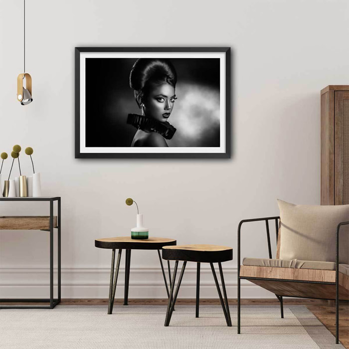 Affiche photo Lady anita en collerette Affiche sous cadre noir