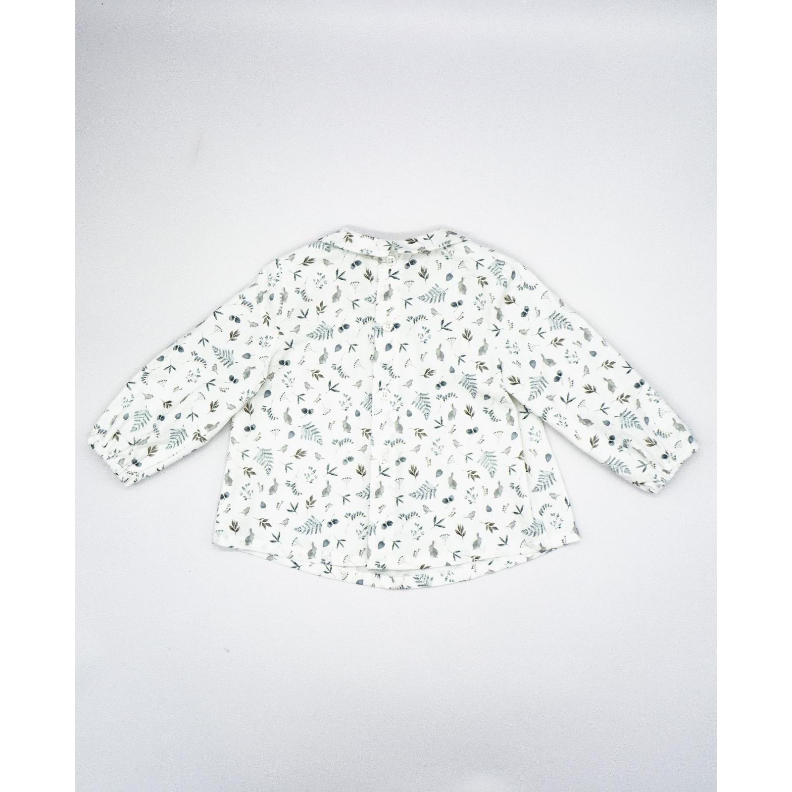 Camisa con cuello pico estampado conejito y pajarito azul y blanca