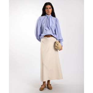 Camisa de mujer con lazada al cuello.