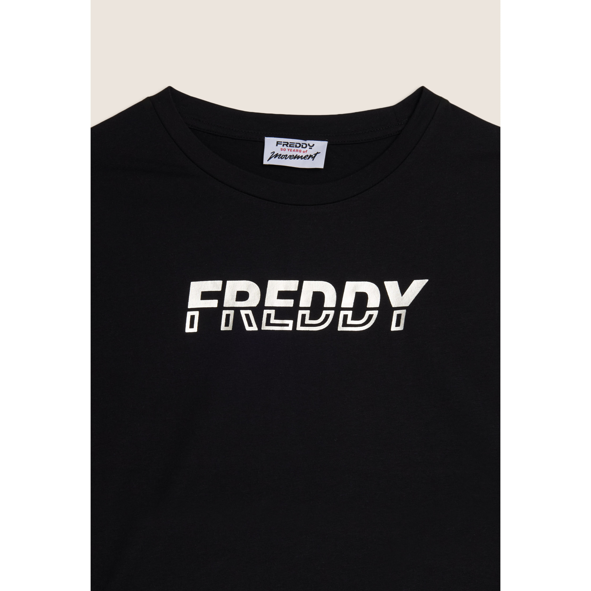 T-shirt cropped con inserto a contrasto e logo perlato