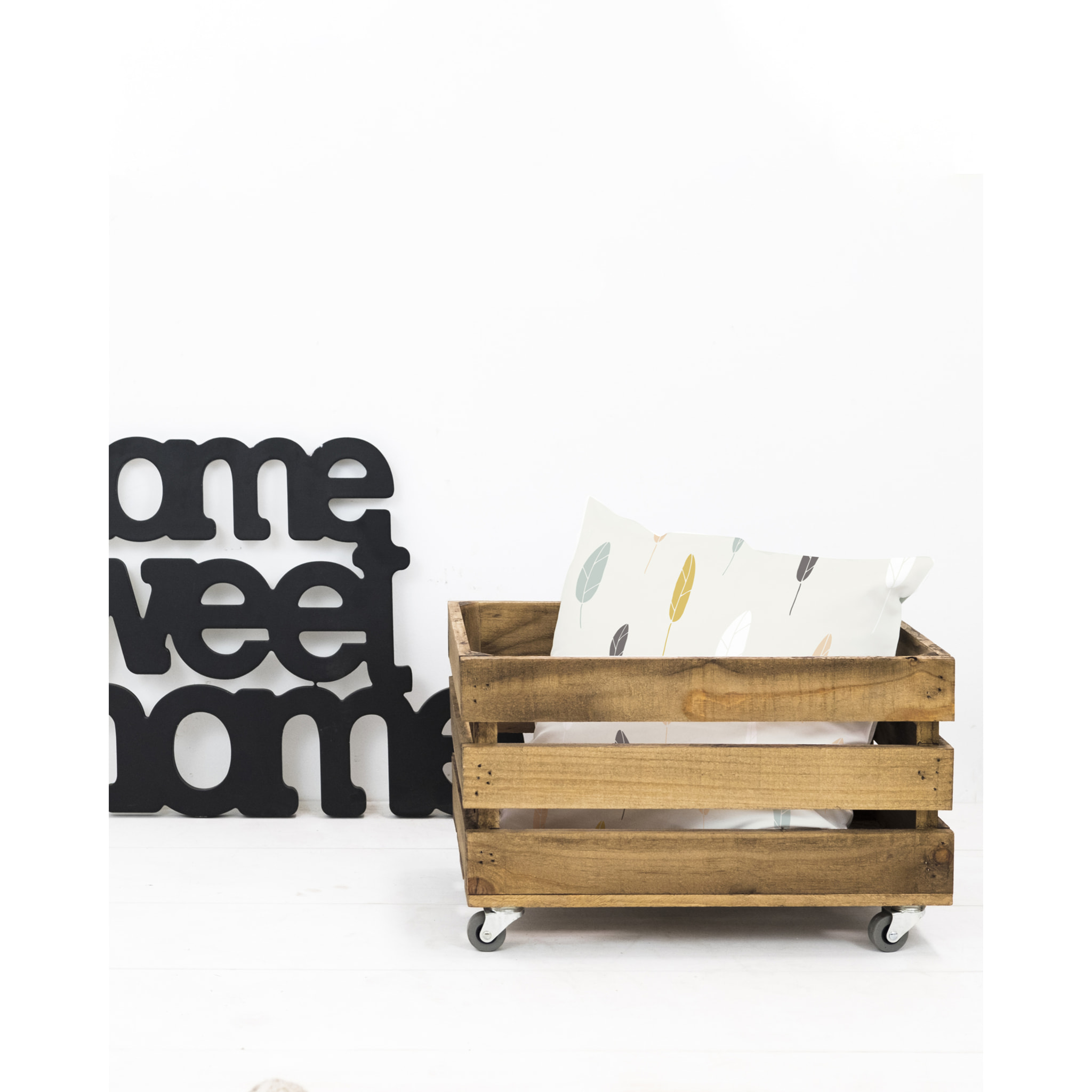 Caja grande de madera maciza en tono roble oscuro con Ruedas 49x36x26 cm Alto: 36 Largo: 49 Ancho: 25.5
