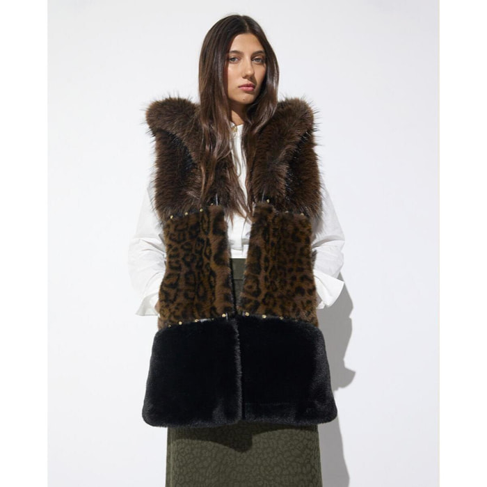 Gilet midi tricolore in pelliccia effetto animalier con dettagli borchiati
