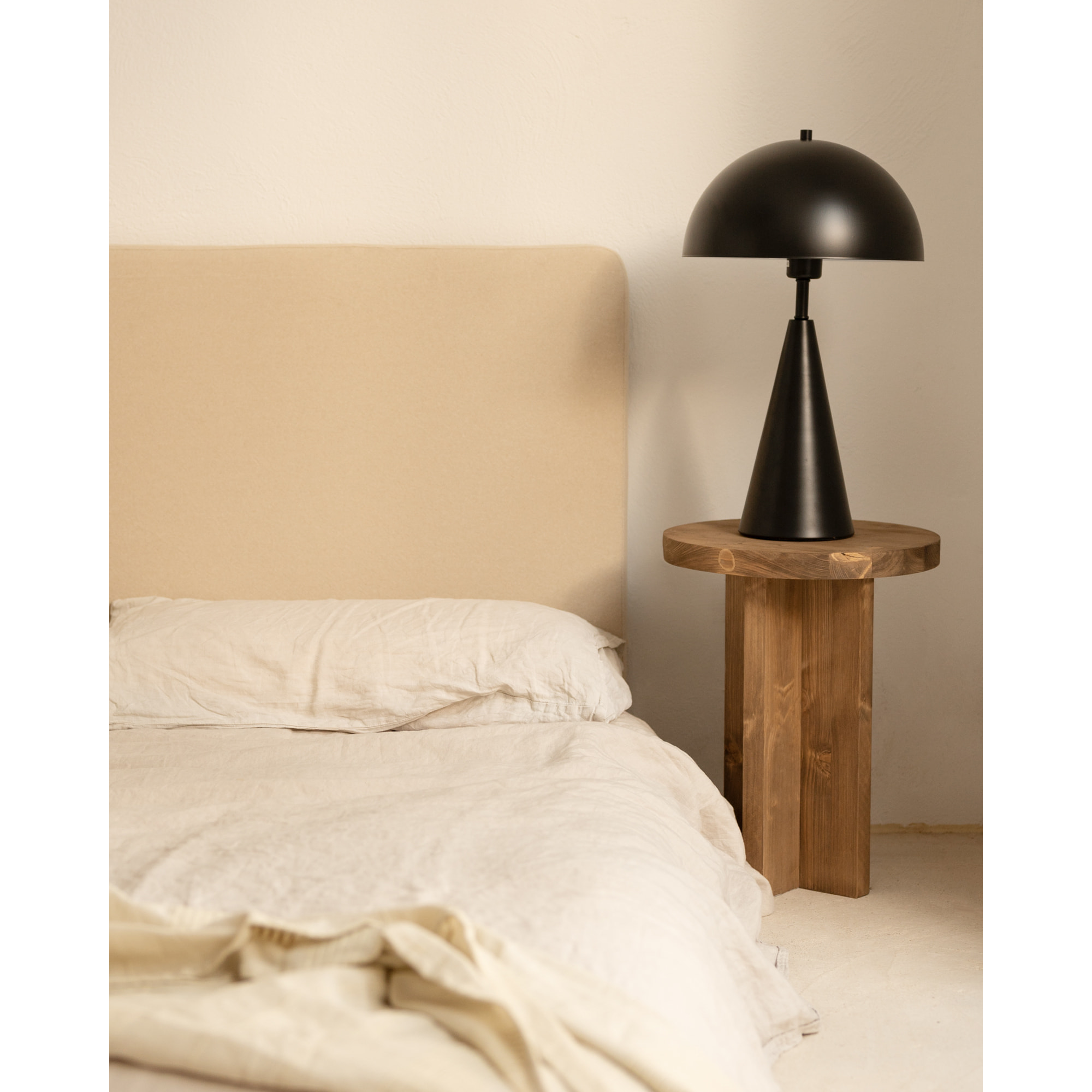 Table de chevet en bois massif ton chêne foncé 45x35cm Hauteur: 45 Longueur: 35 Largeur: 35