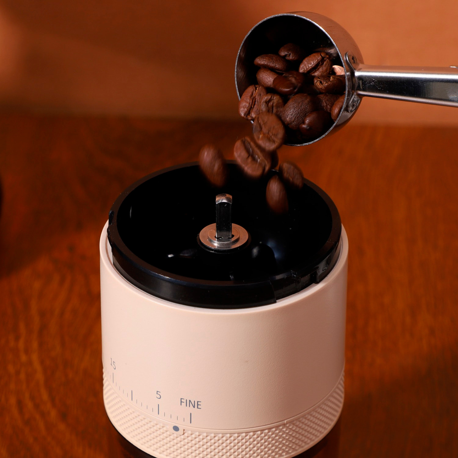 Molino de café eléctrico portátil 952, 30W, batería recargable de 2000mAh, capacidad 110ml, ajuste de grosor y luces de aviso de batería.