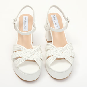 Sandali in simil pelle verniciata con tacco quadrato