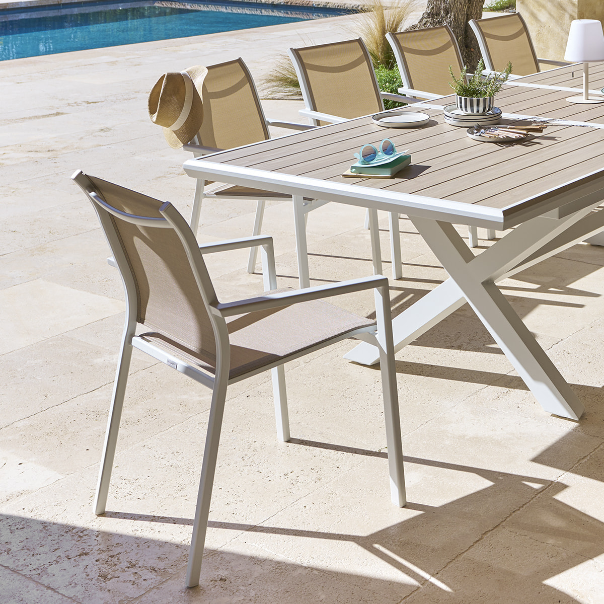 Fauteuil de jardin empilable "Essentia" lin & blanc en aluminium traité en epoxy