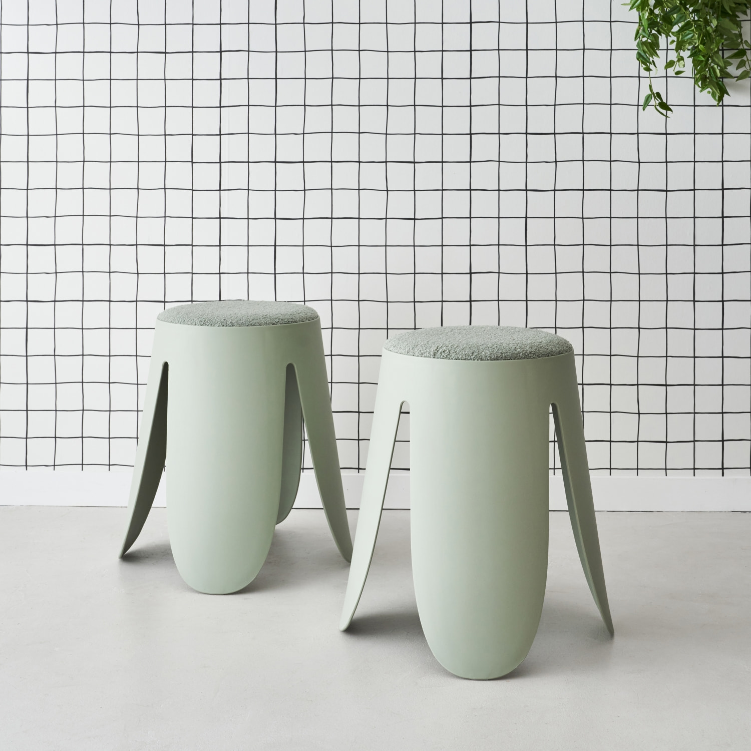 Set de 2 tabourets empilables vert céladon. bouclette texturée. NIKI. Ø30 / 44 x H46cm