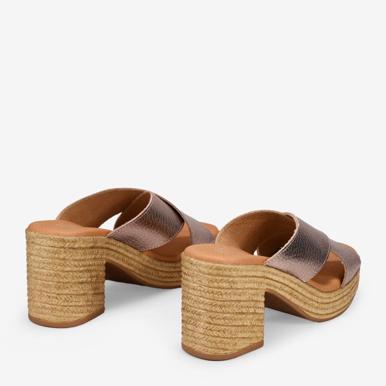 Sandalias metalizadas con tacón efecto rafia