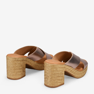 Sandalias metalizadas con tacón efecto rafia