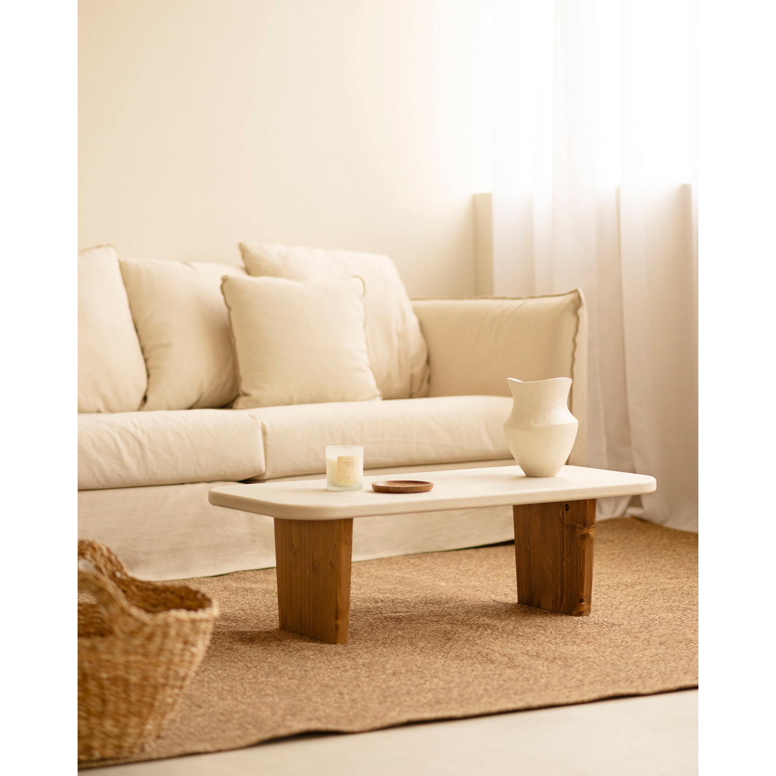 Mesa de centro de microcemento con dos patas de madera tono roble oscuro de 95cm Alto: 30 Largo: 95 Ancho: 45