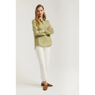 Camicia verde in lino con particolare ricamato