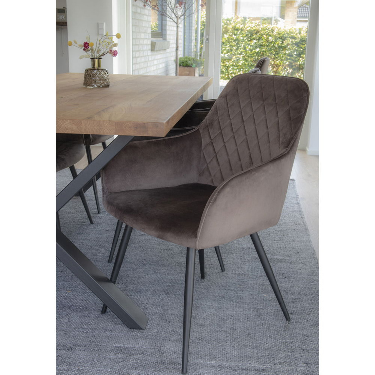 Set 2 sedie da pranzo Harbo in velluto color mushroom con gambe nere