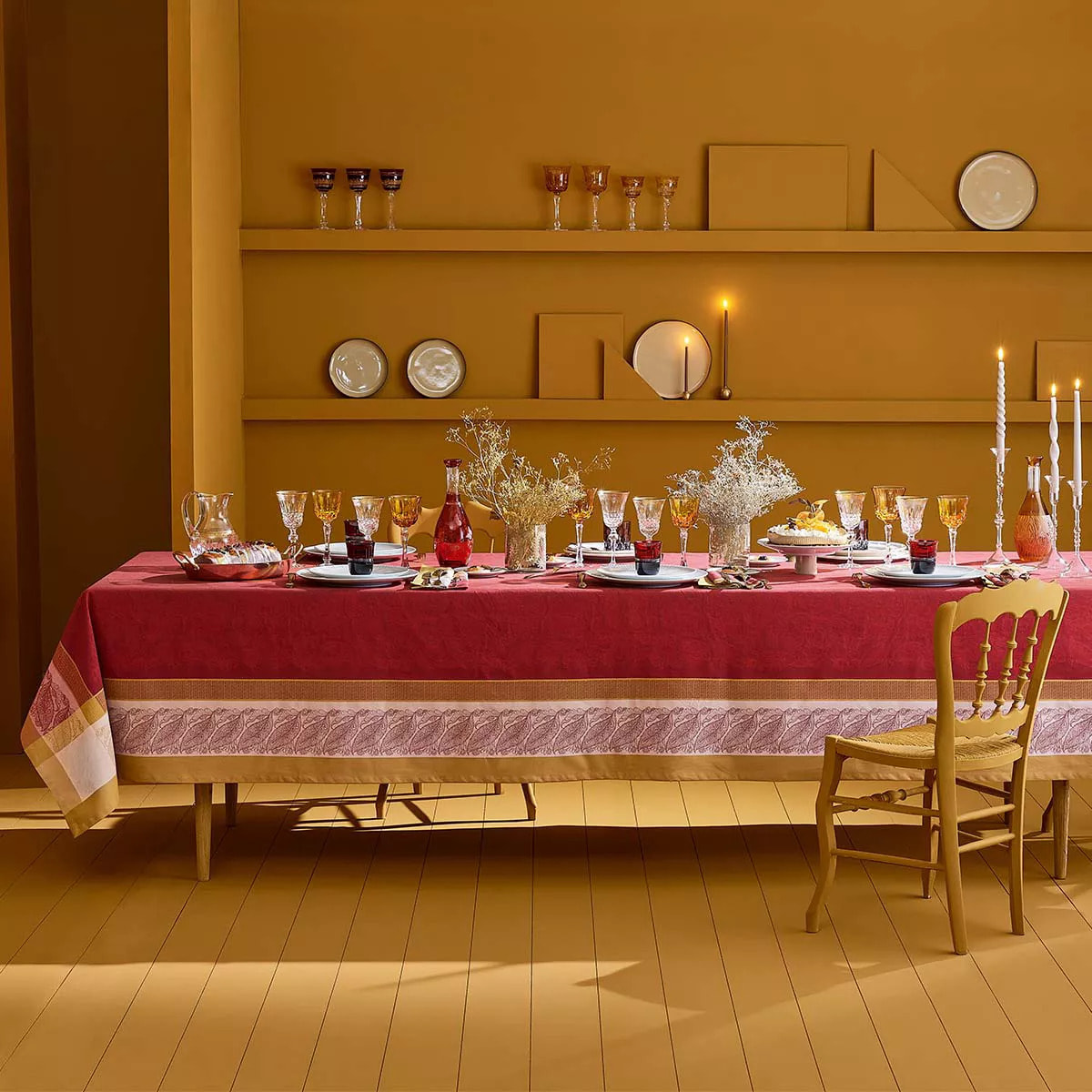 Chemin de table pur coton anti tache motif jacquard Alexandria rubis