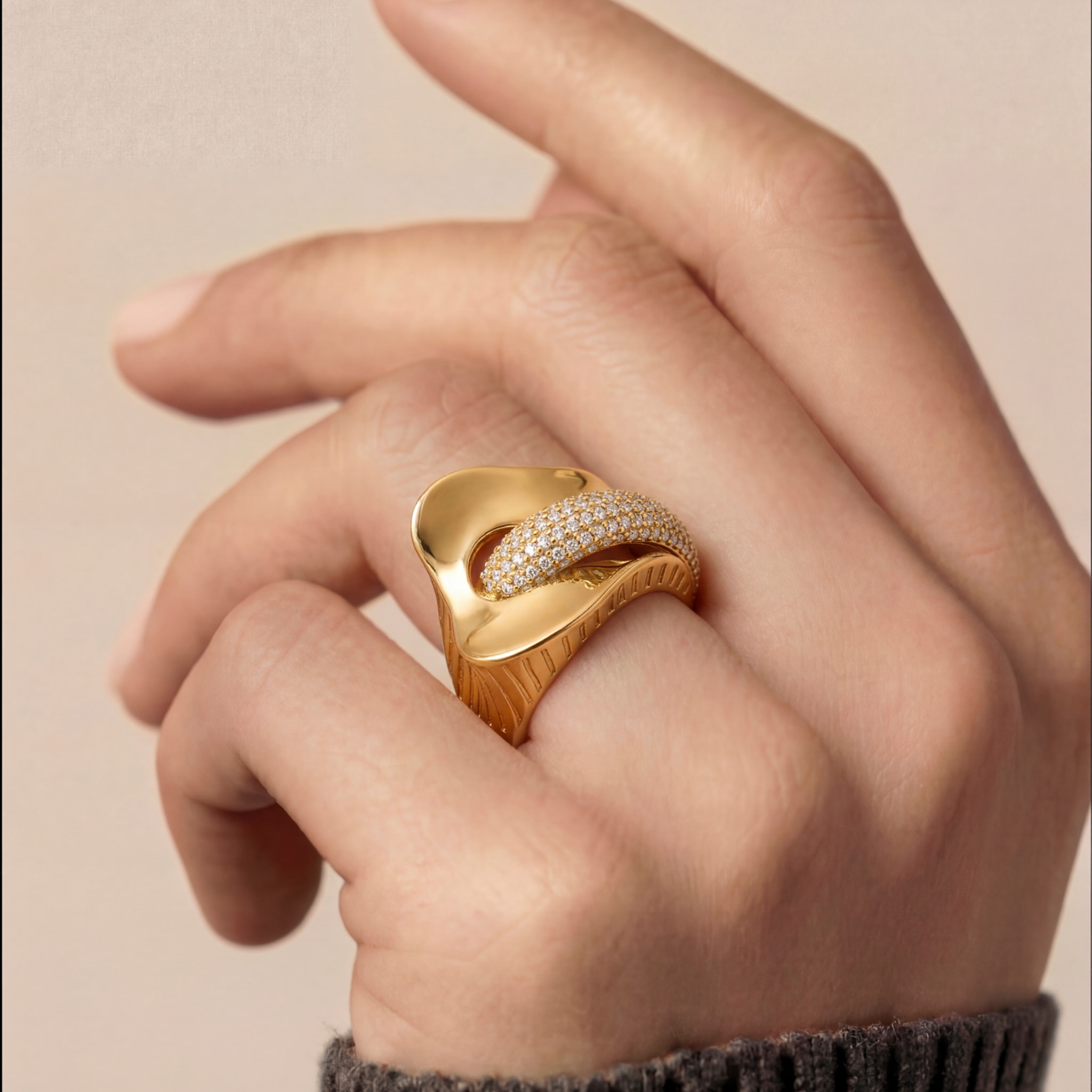 Anillo Lefri acabado oro amarillo 18k