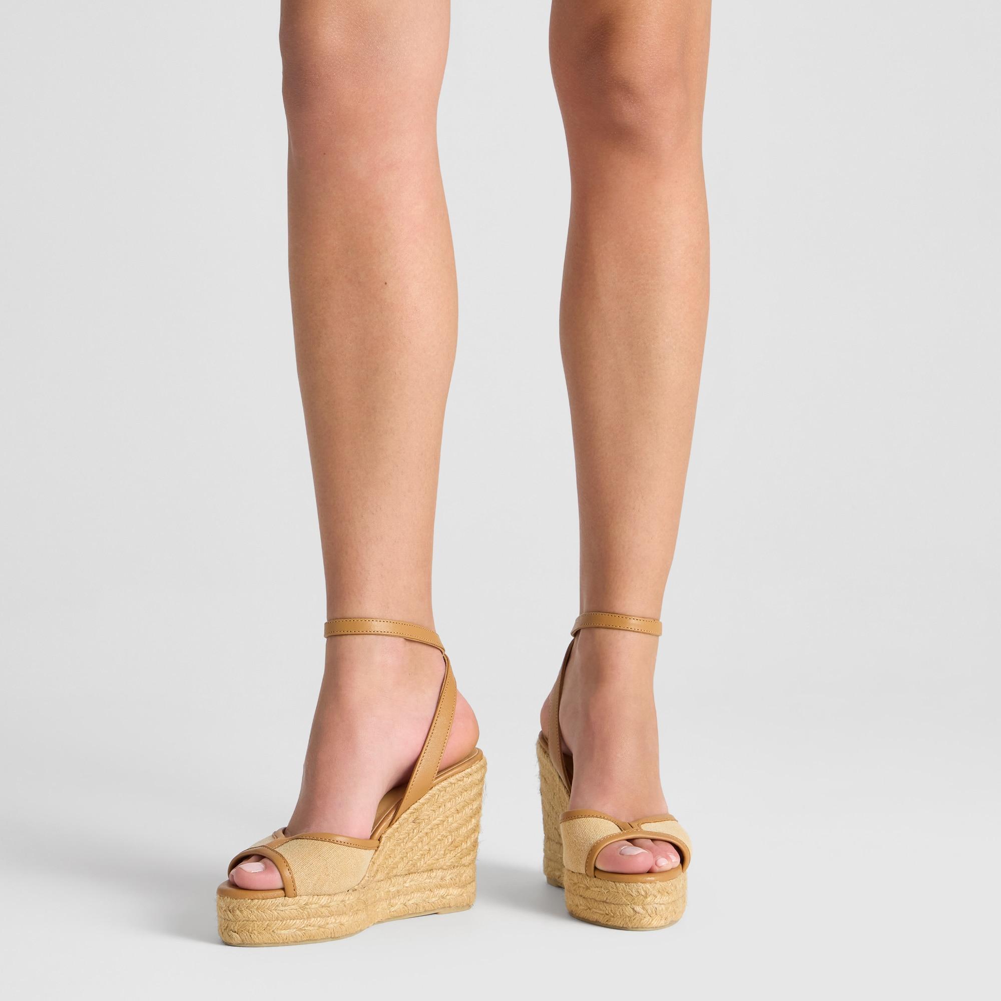 Sandalia Brigitte cuña de yute tintado con doble plataforma, escote en V y hebilla