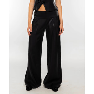 Pantalón de satén con canesú y corte pata de elefante.