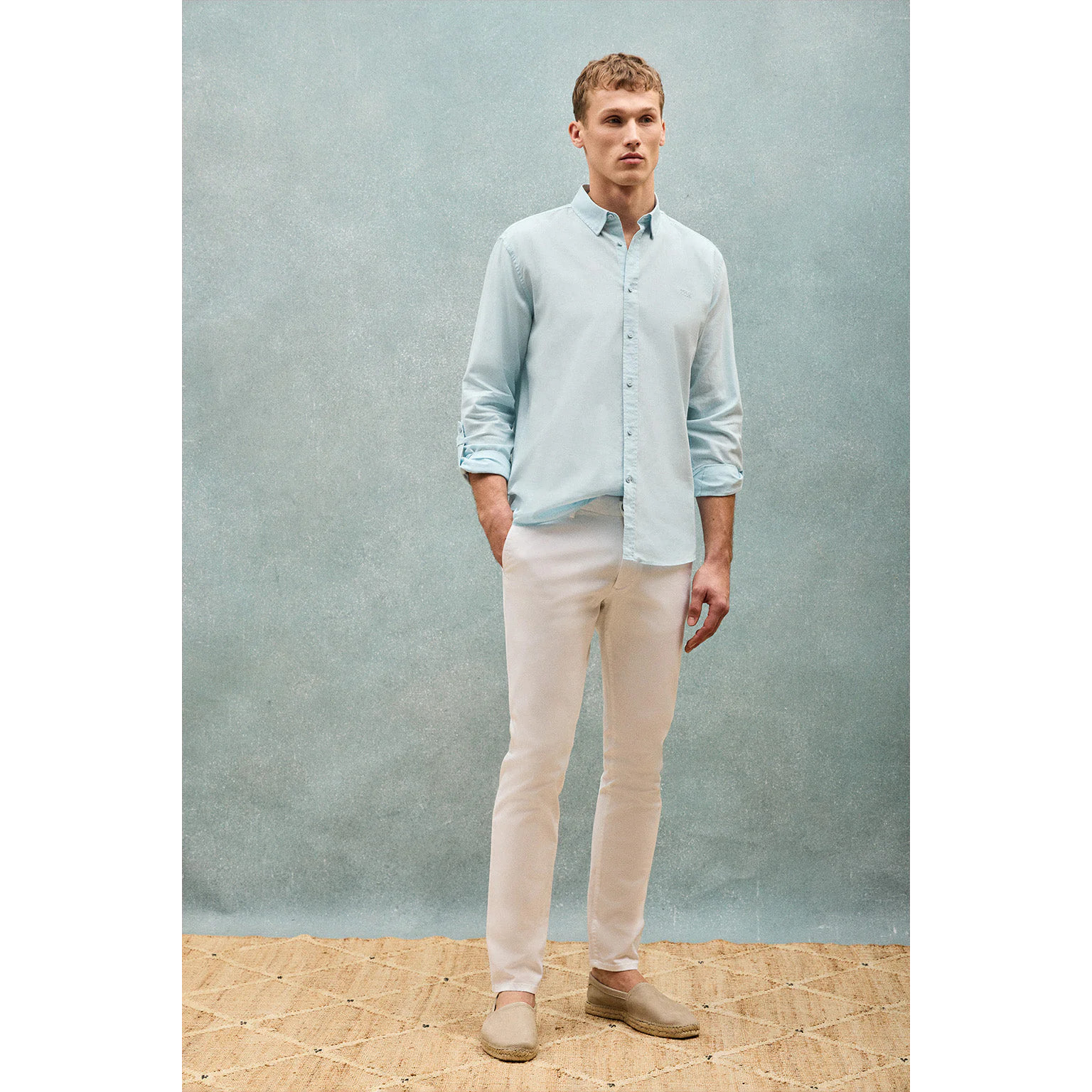 Camisa color aguamarina de lino y algodón regular fit con logo bordado