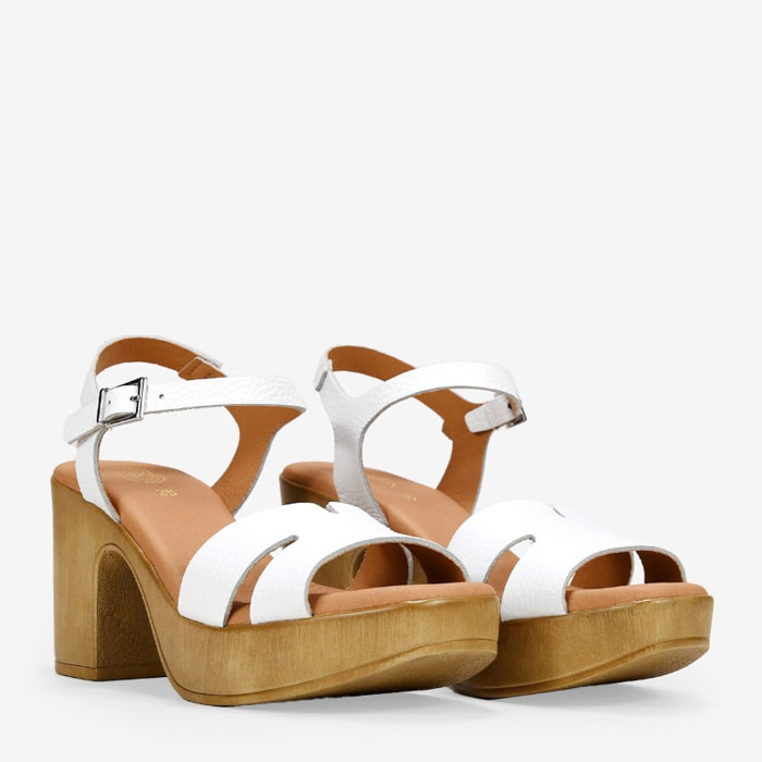 Sandalias de piel blancas con tacón efecto madera