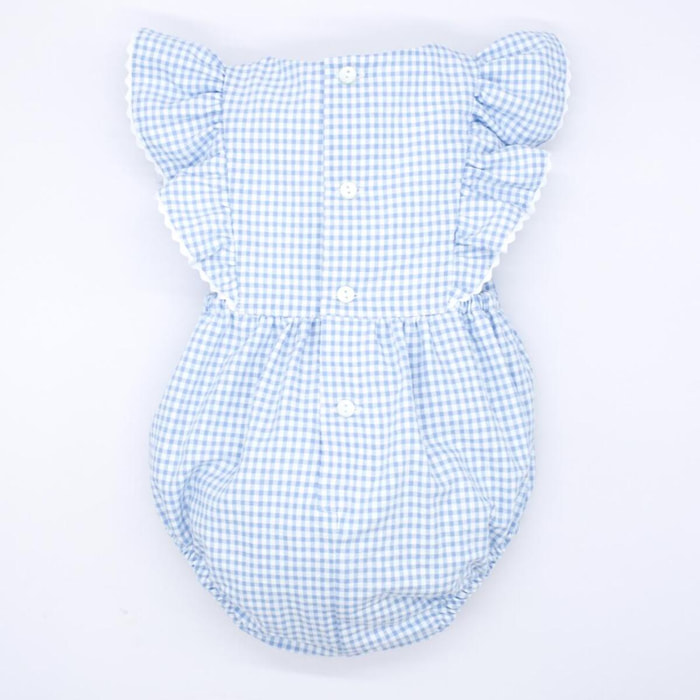 Pelele estampado vichy azul, con volantes en las sisas y lazos en la cintura.