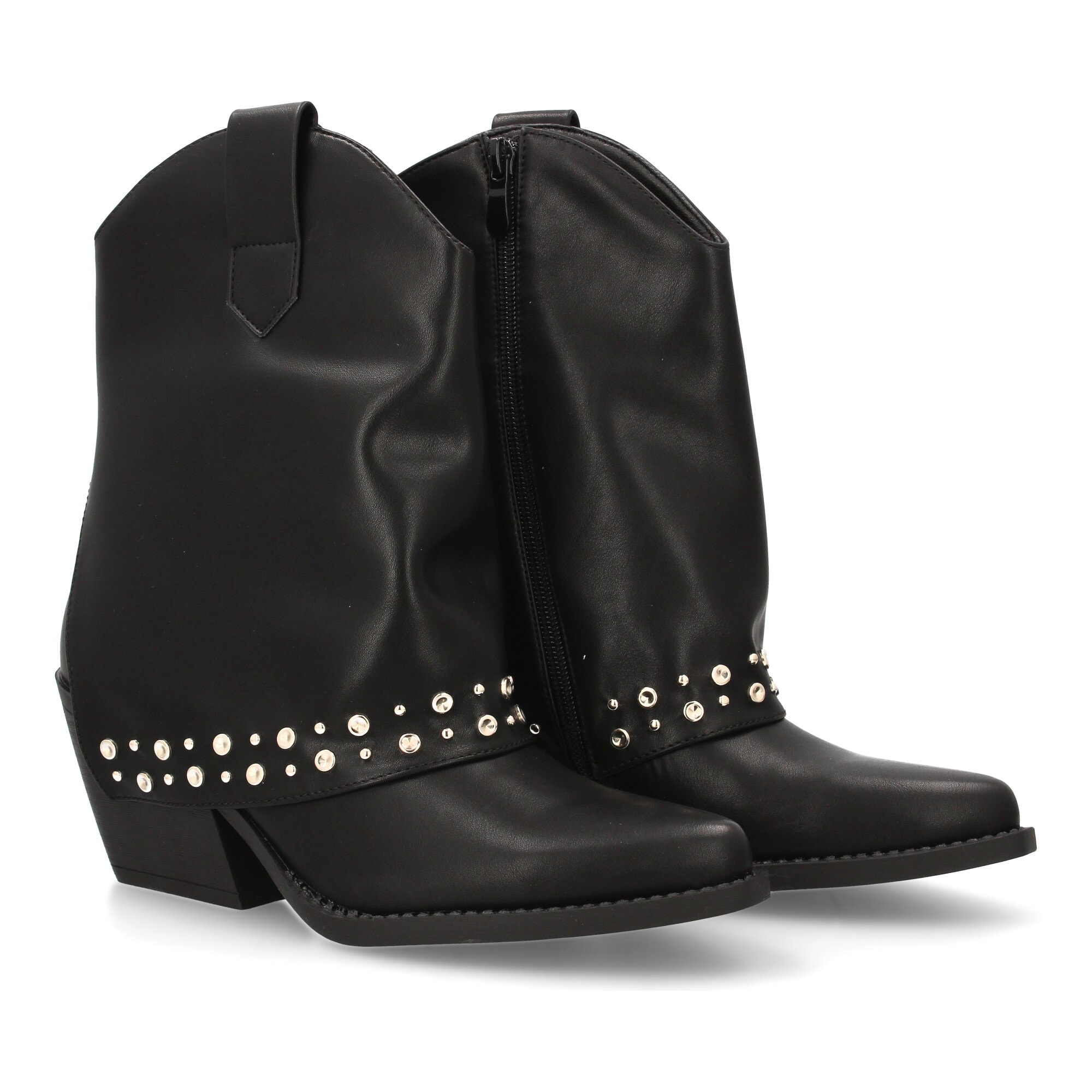 Botín cowboy con tachuelas metálicas