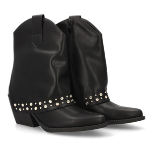 Botín cowboy con tachuelas metálicas