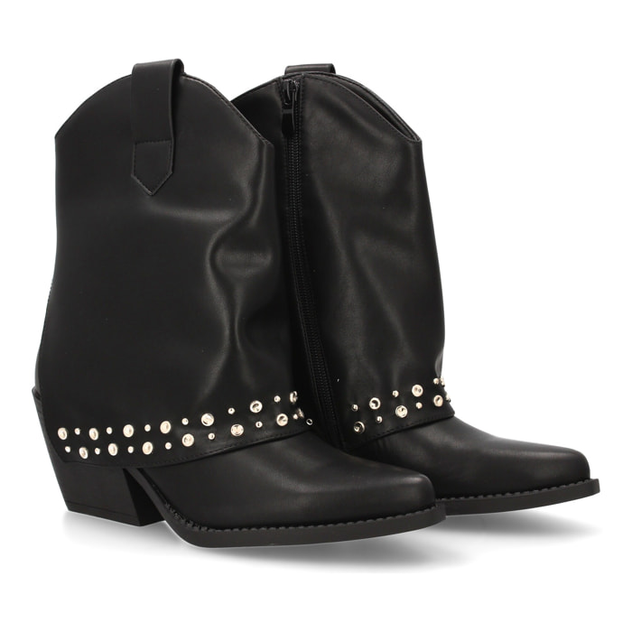 Botín cowboy con tachuelas metálicas