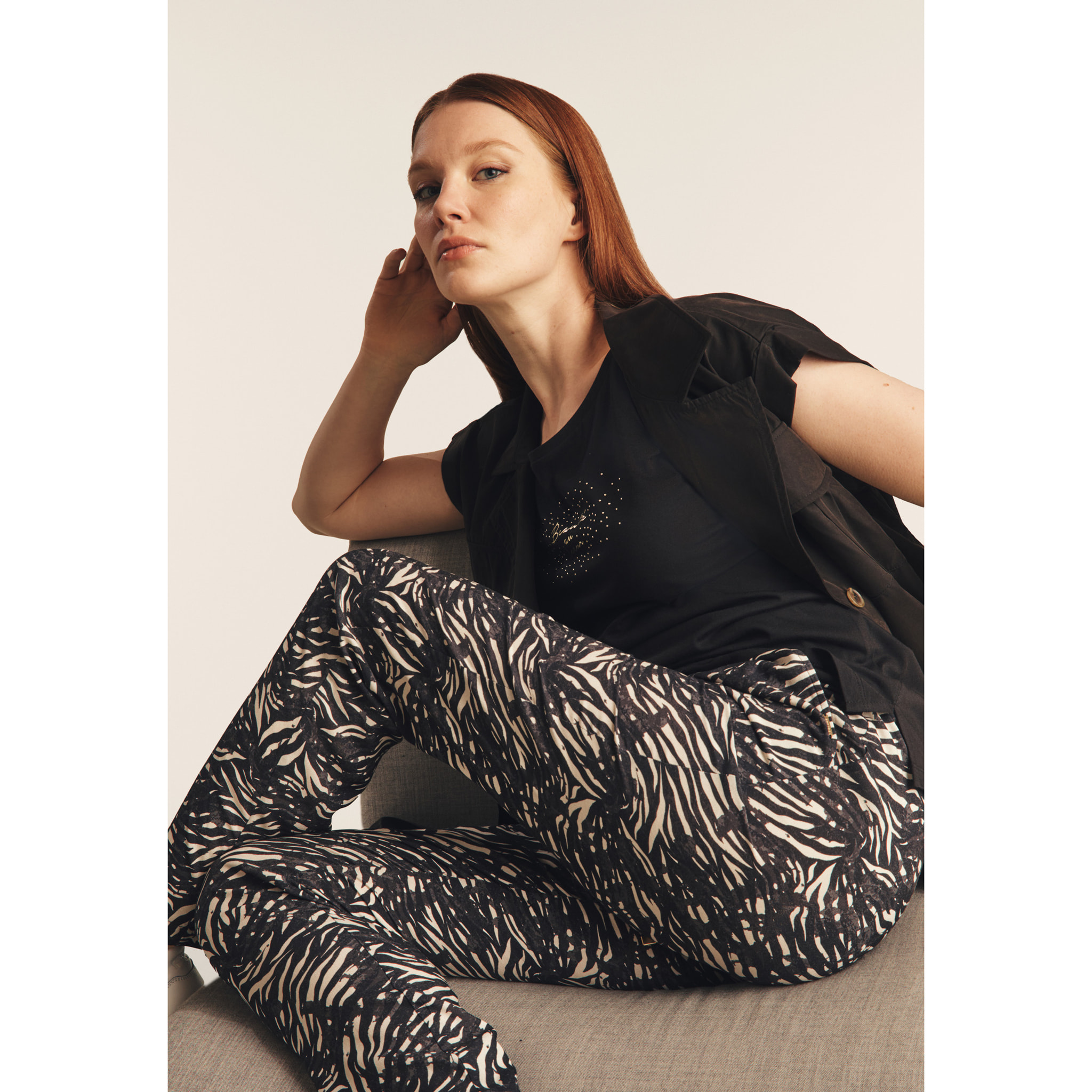 Pantaloni regular fit in viscosa animalier con gamba dritta