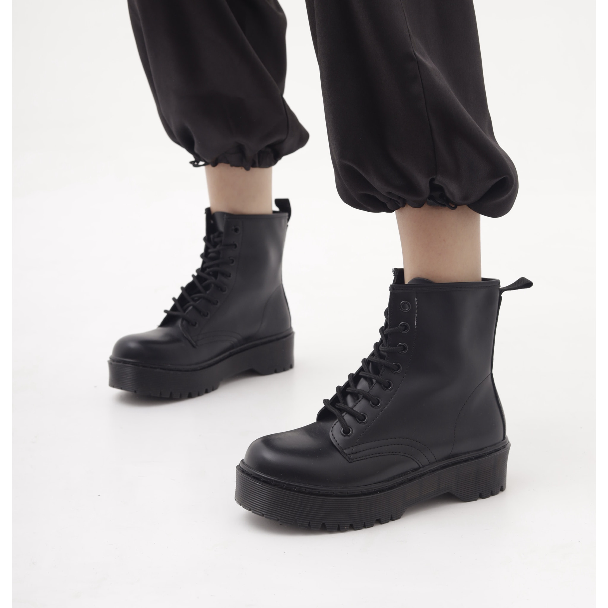 ANFIBIO 8 BUCHI PLATFORM NERO