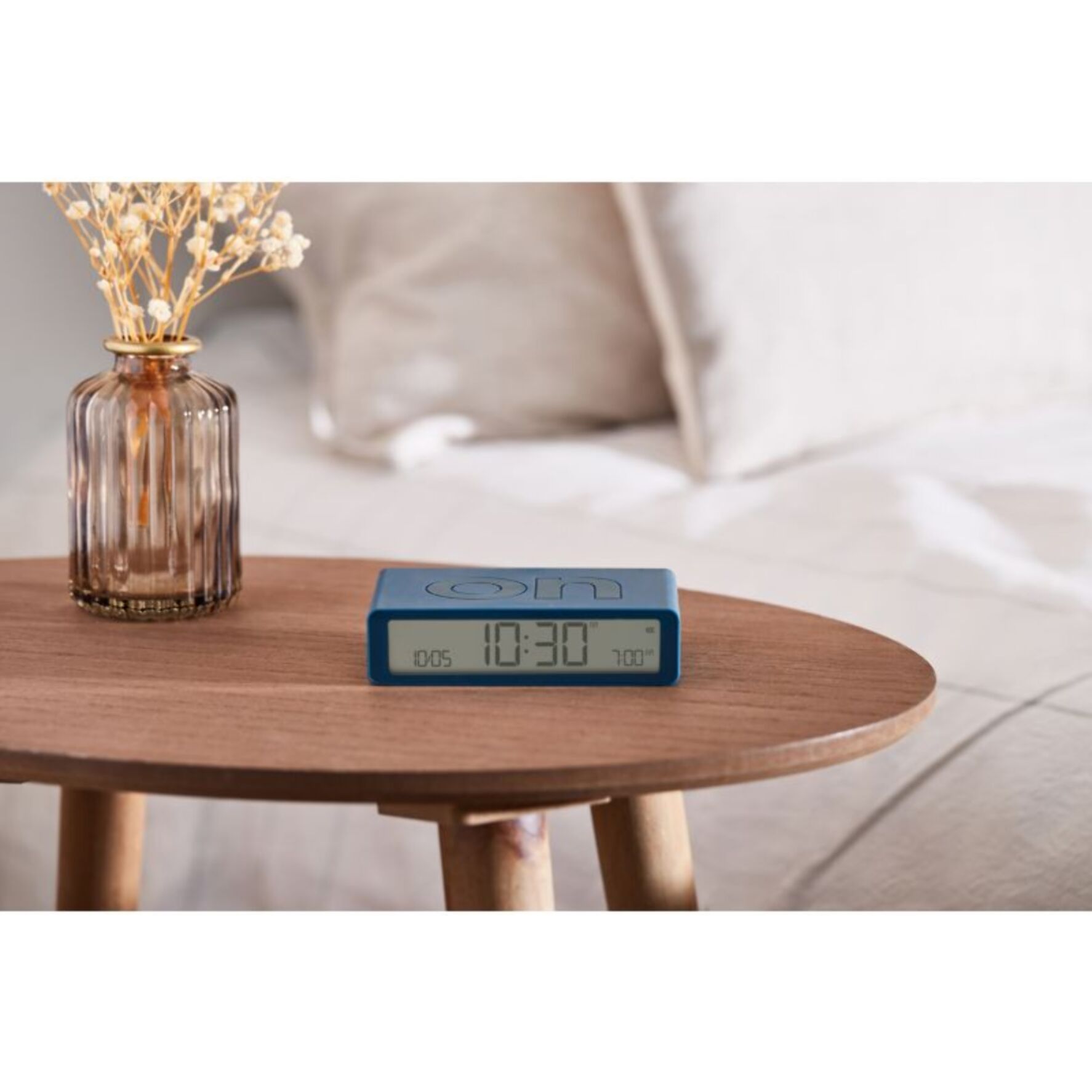 Réveil LEXON Flip Classic Rechargeable en USB-C Bleu