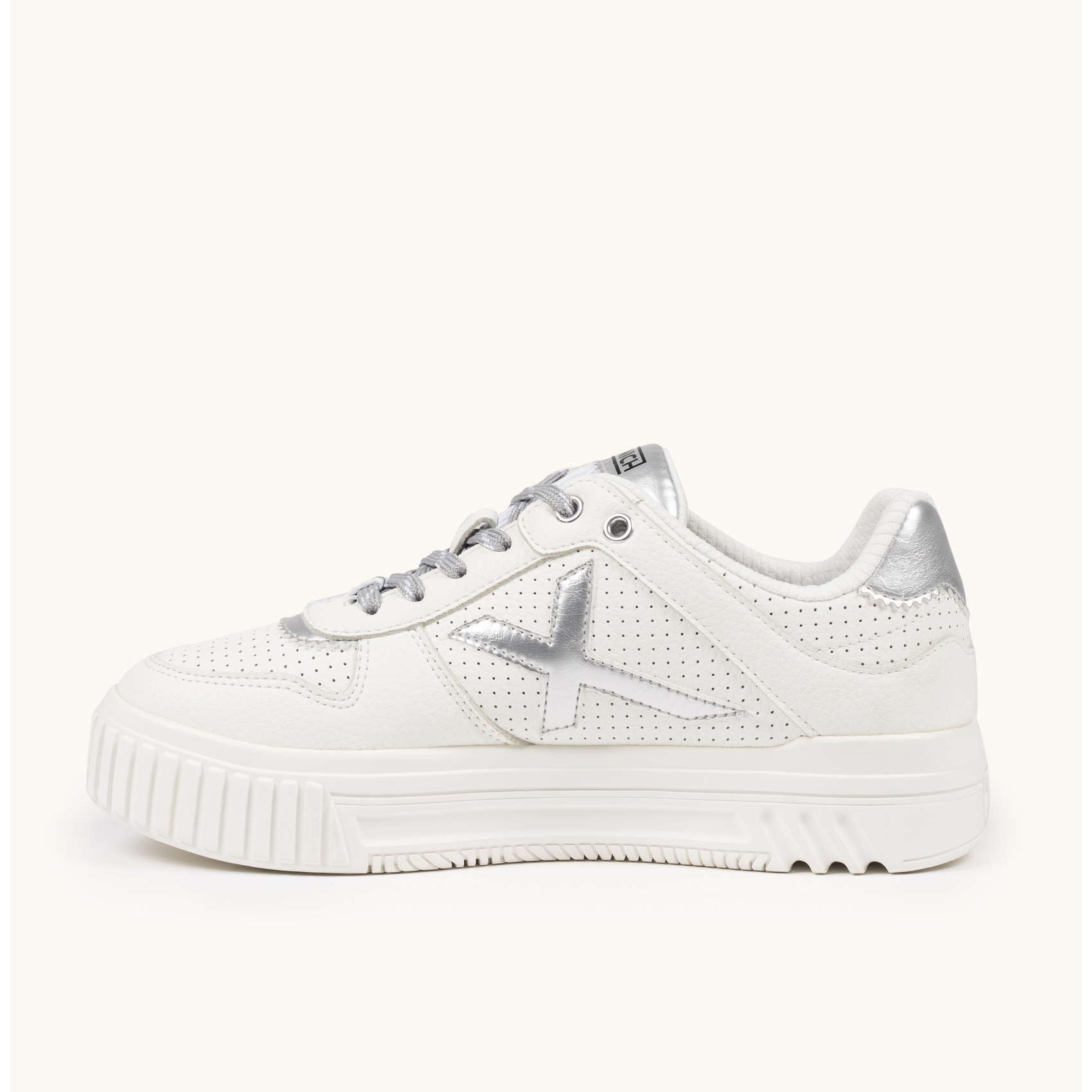 Zapatilla Blanca Platform con Detalles Plata MUNICH MINA 12