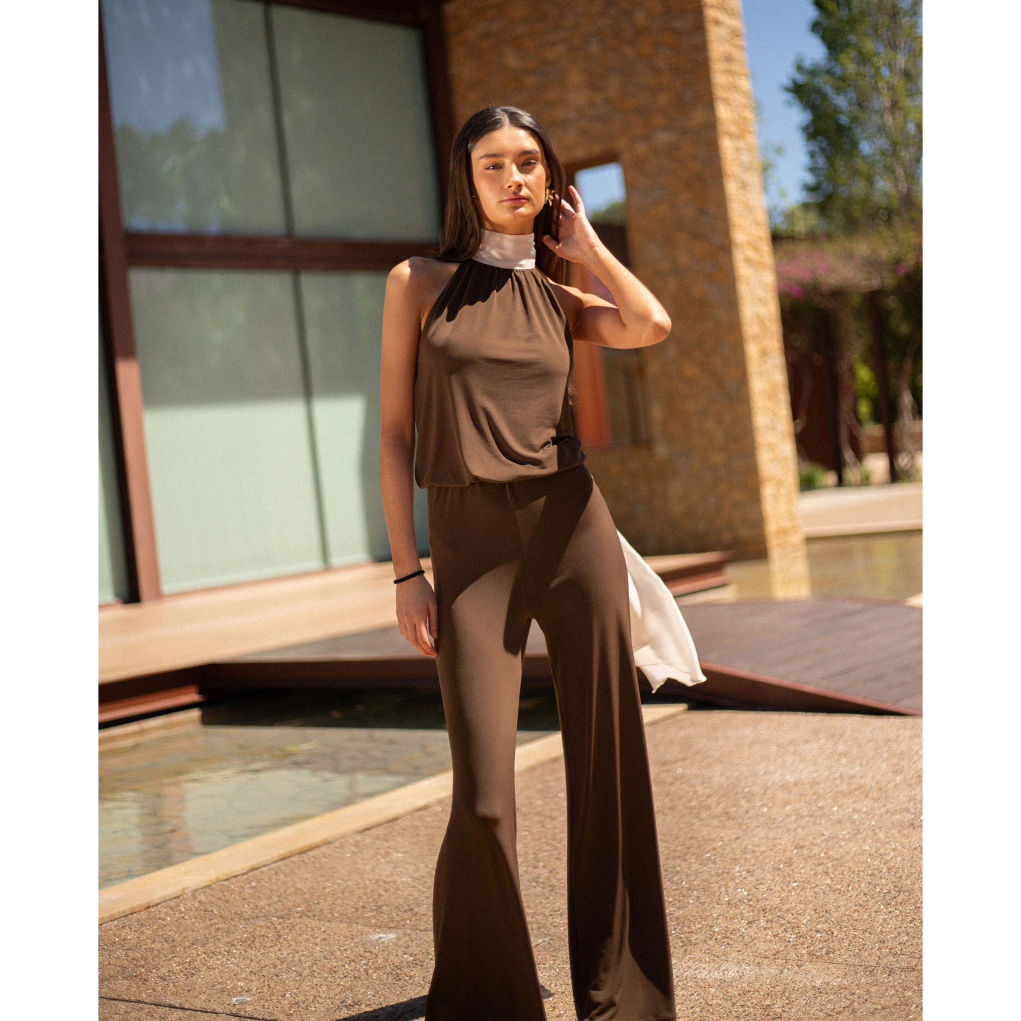 Mono largo de punto con cuello halter y pierna ancha