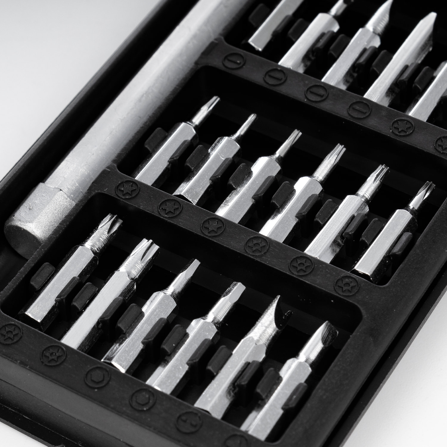 Juego de destornillador 24 en 1 con cuerpo metálico, carcasa con apertura por deslizamiento y puntas de acero.