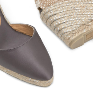 Alpargata de cuña Joyce en raso con punta afilada y cierre de cintas