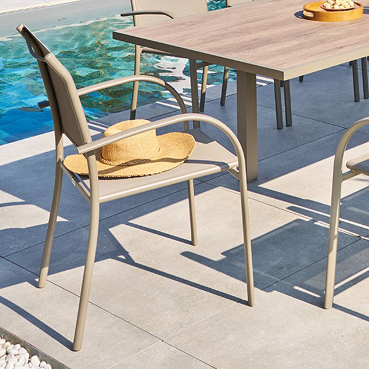 Fauteuil de jardin Piazza empilable noisette