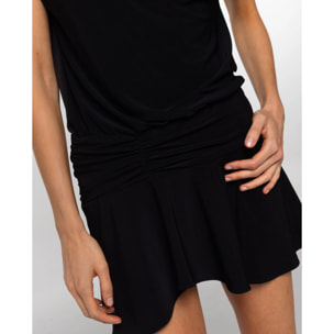 Vestido corto asimétrico con fruncidos en negro.