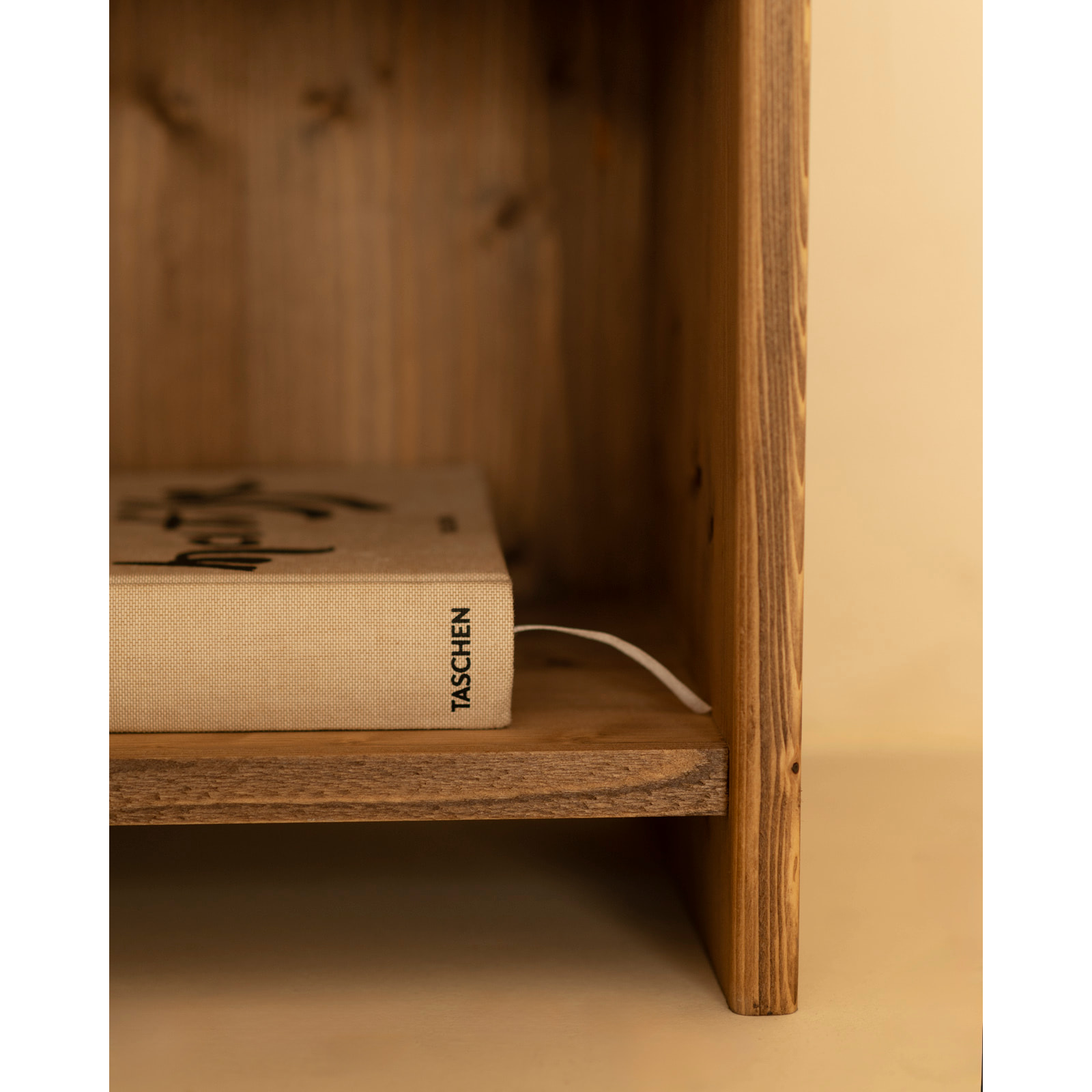 Mesita de noche de madera maciza en tono roble oscuro de 50x42cm Alto: 50 Largo: 42 Ancho: 27
