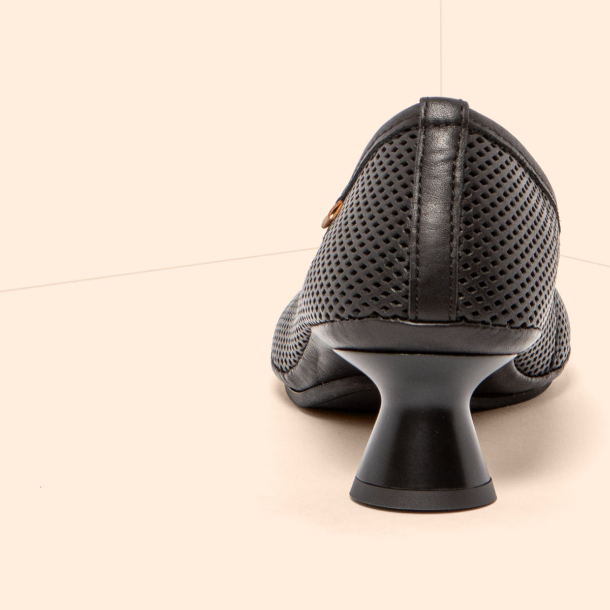 Zapatos con tacón N694R NAPPA PERFORADA BLACK/ ALMA color Black