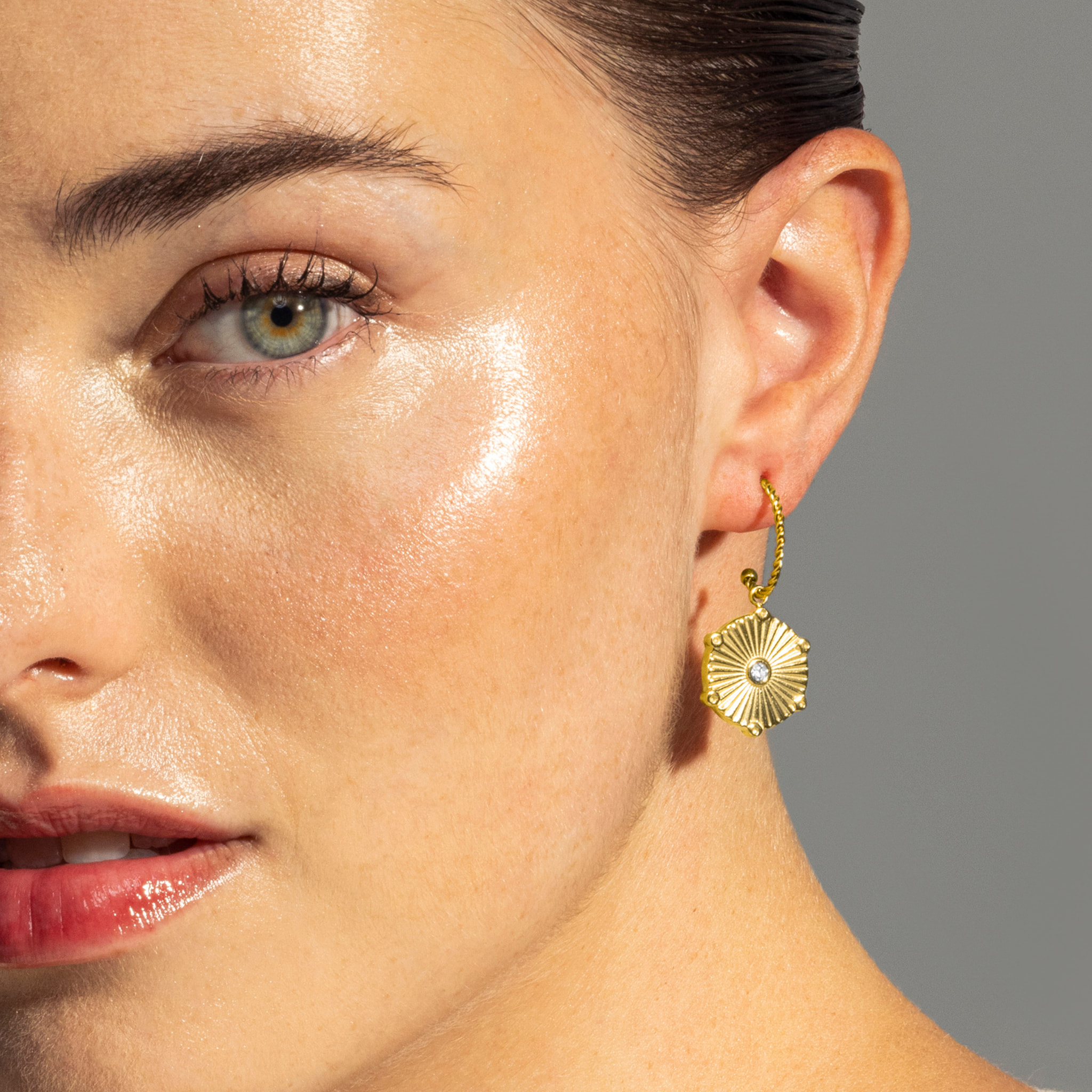 Pendientes de Circonita Brillante acabados en oro amarillo de 18K- Rira