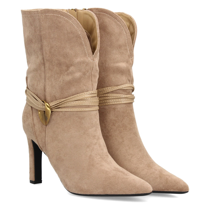 Botín elegante con tacón alto