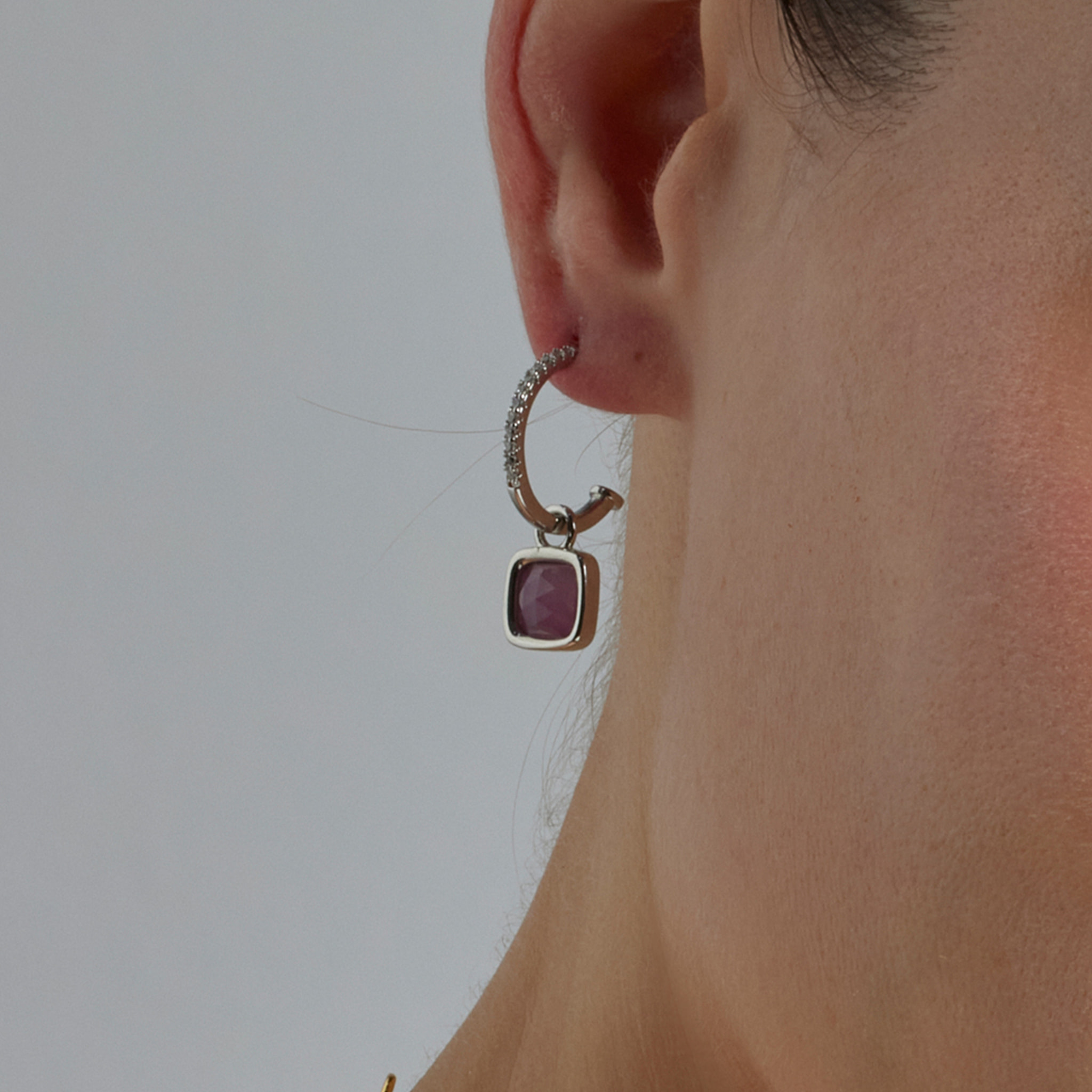 Pendientes de Cristal Morado acabados en oro amarillo de 18K
