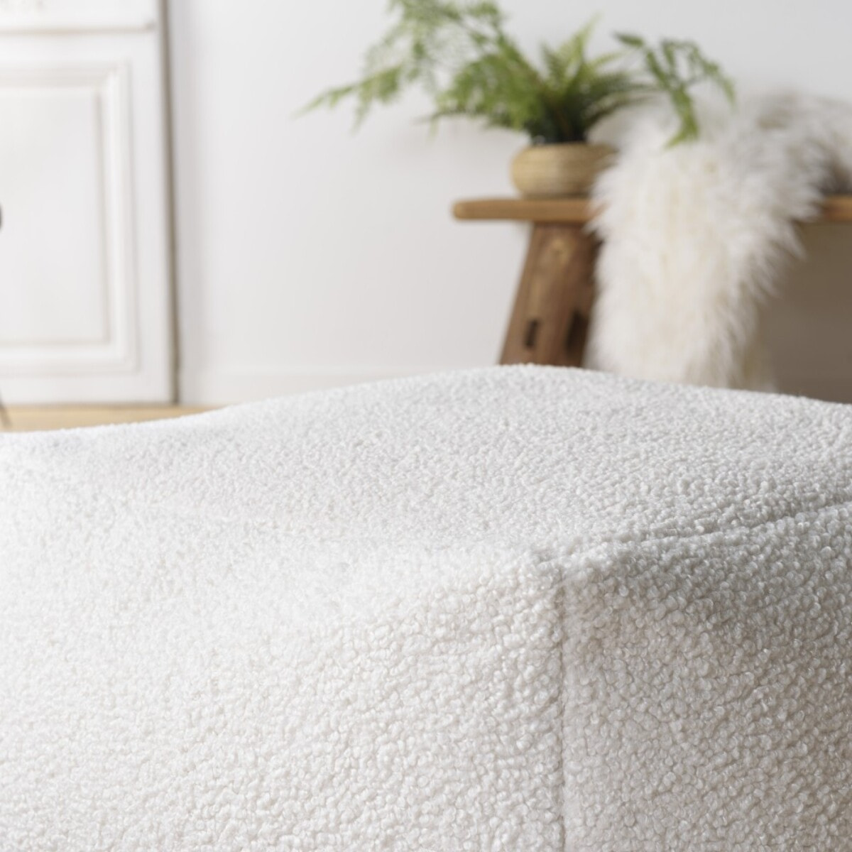 AGATHE - Pouf carré 53x53cm tissu bouclette blanc