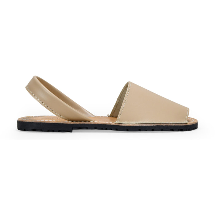 Abarcas planas en piel beige