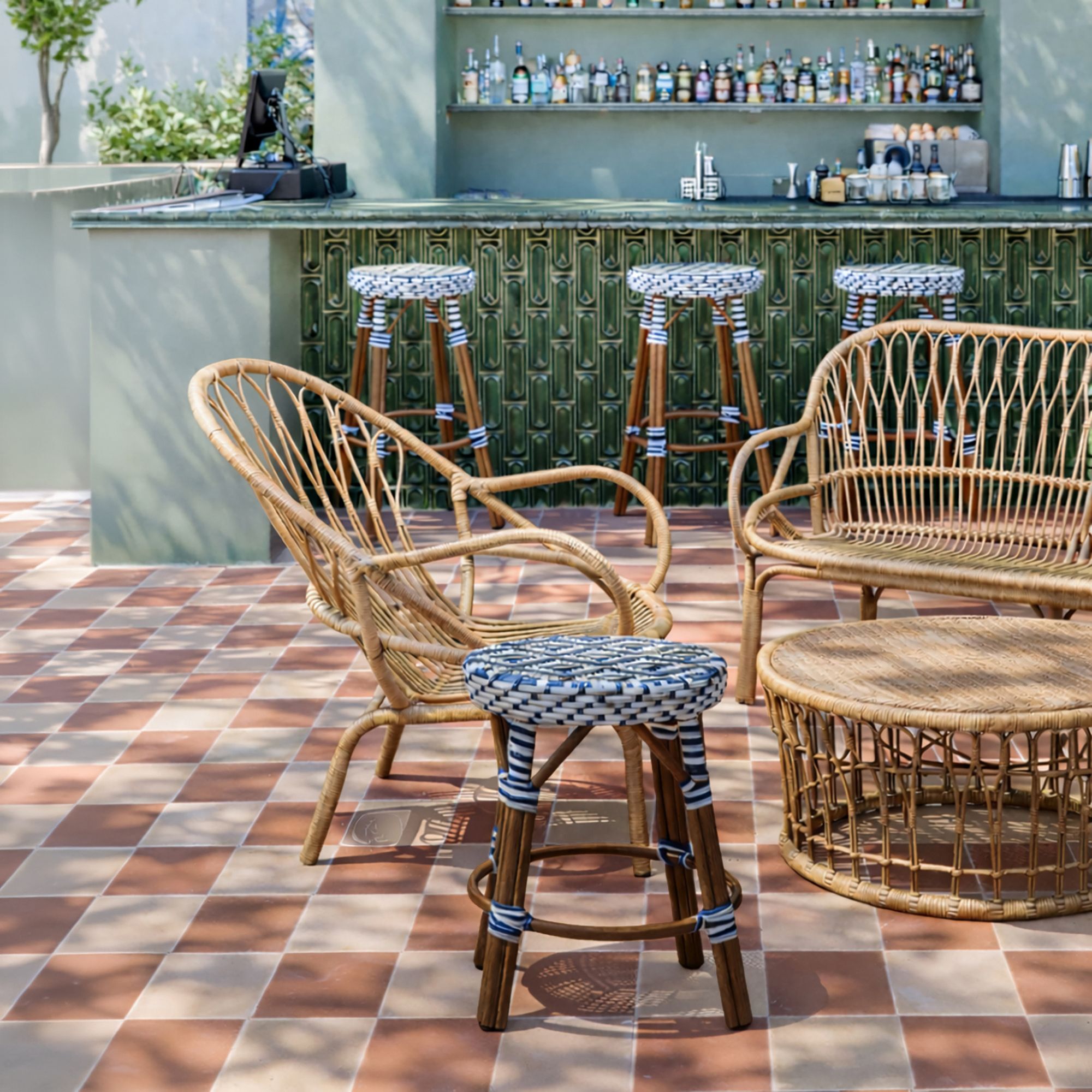 Tabouret bas d'extérieur avec effet rotin tressé bleu SCALA