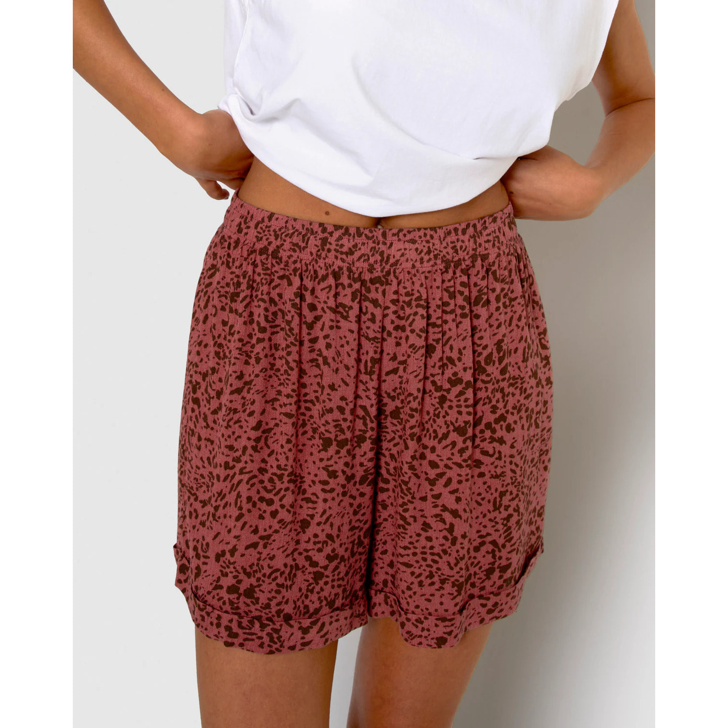 Pantalón corto bambula detalles plisados berry rosa