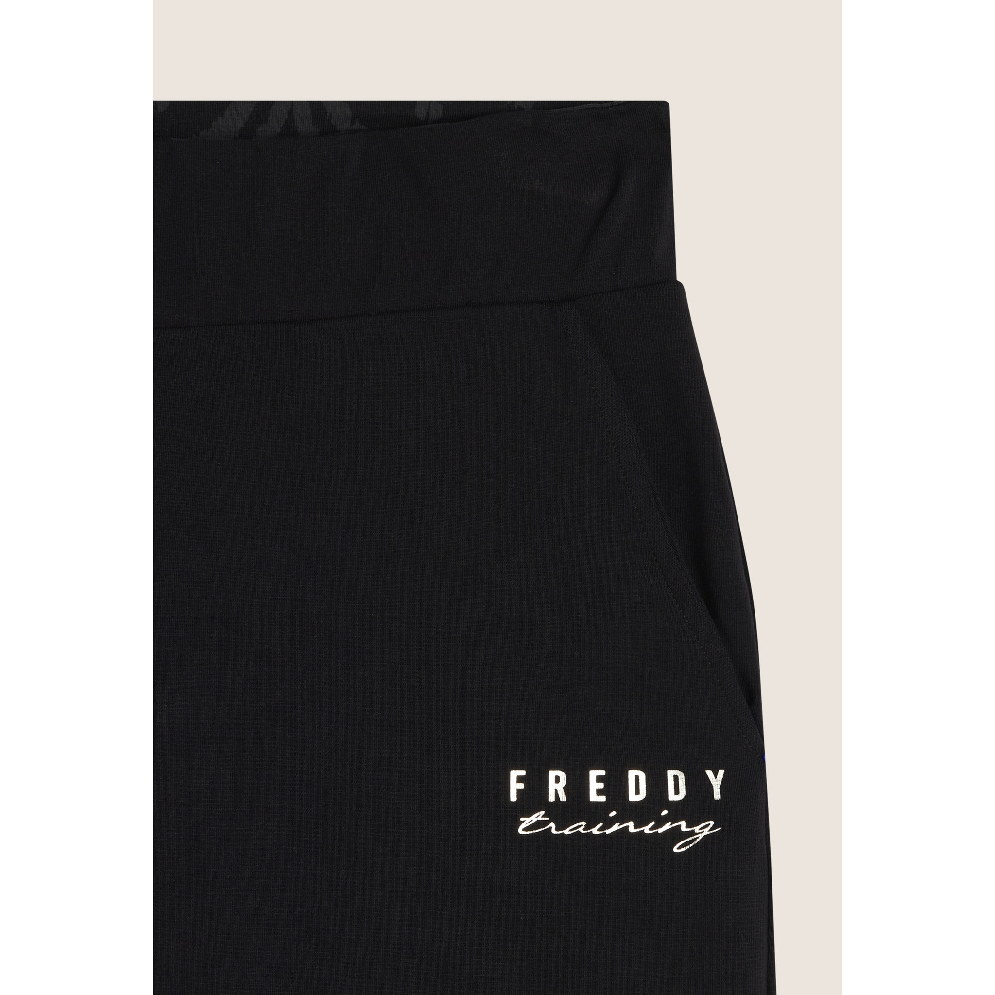 Pantaloni regular fit con fondo dritto con piccoli spacchi