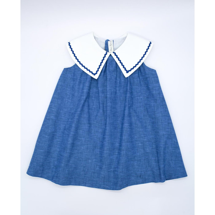 Vestido cambrai azul. De tirantes cuello con detalle de picunela.