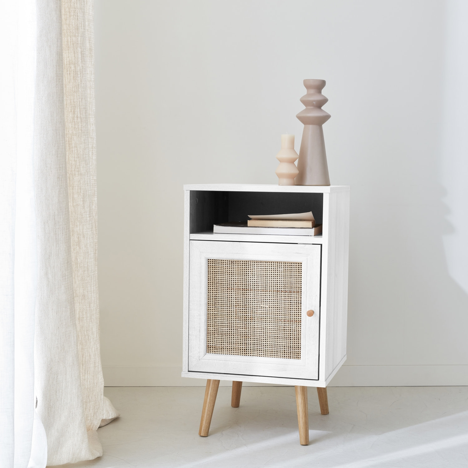 Table de chevet décor bois blanc en cannage - Bohème - 40x39x70cm. blanc - 2 niveaux - 1 porte - 1 espace de rangement - pieds scandinaves