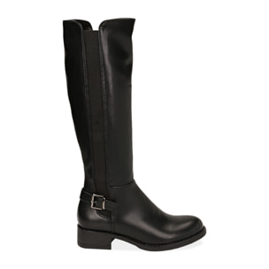 Botas negras, tacón 4 cm.